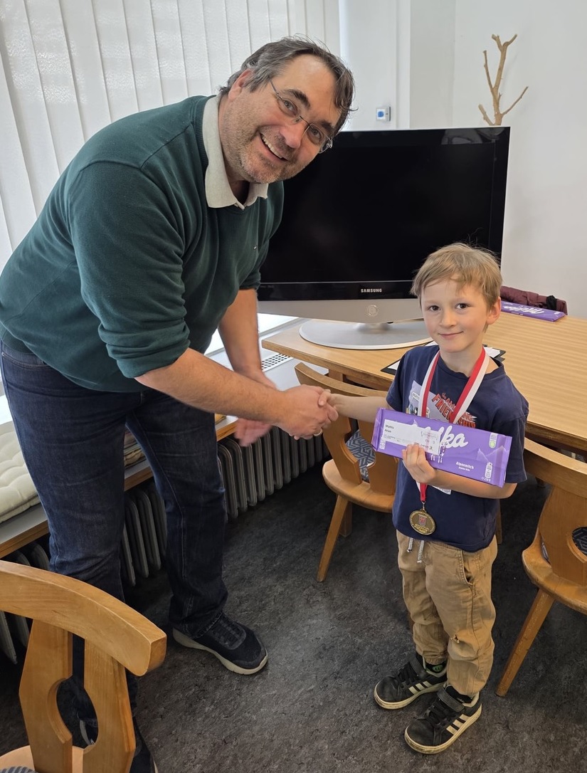 Landesjugendreferent Martin Domig gratuliert Arian Mathis